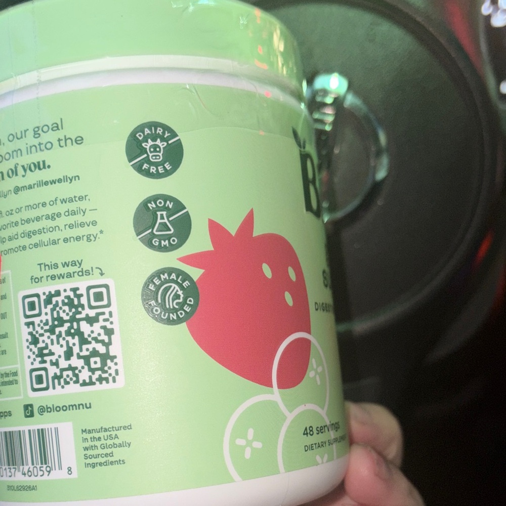 Bloom Berry Flavored Greens & Superfoods 48 Servings - Picture 3 of 4